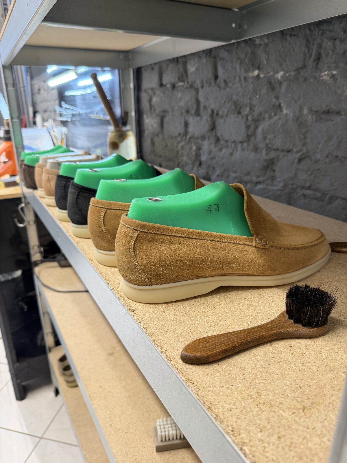 Professional shoe and bag cleaning and restoration work at FOAM Vienna (5)