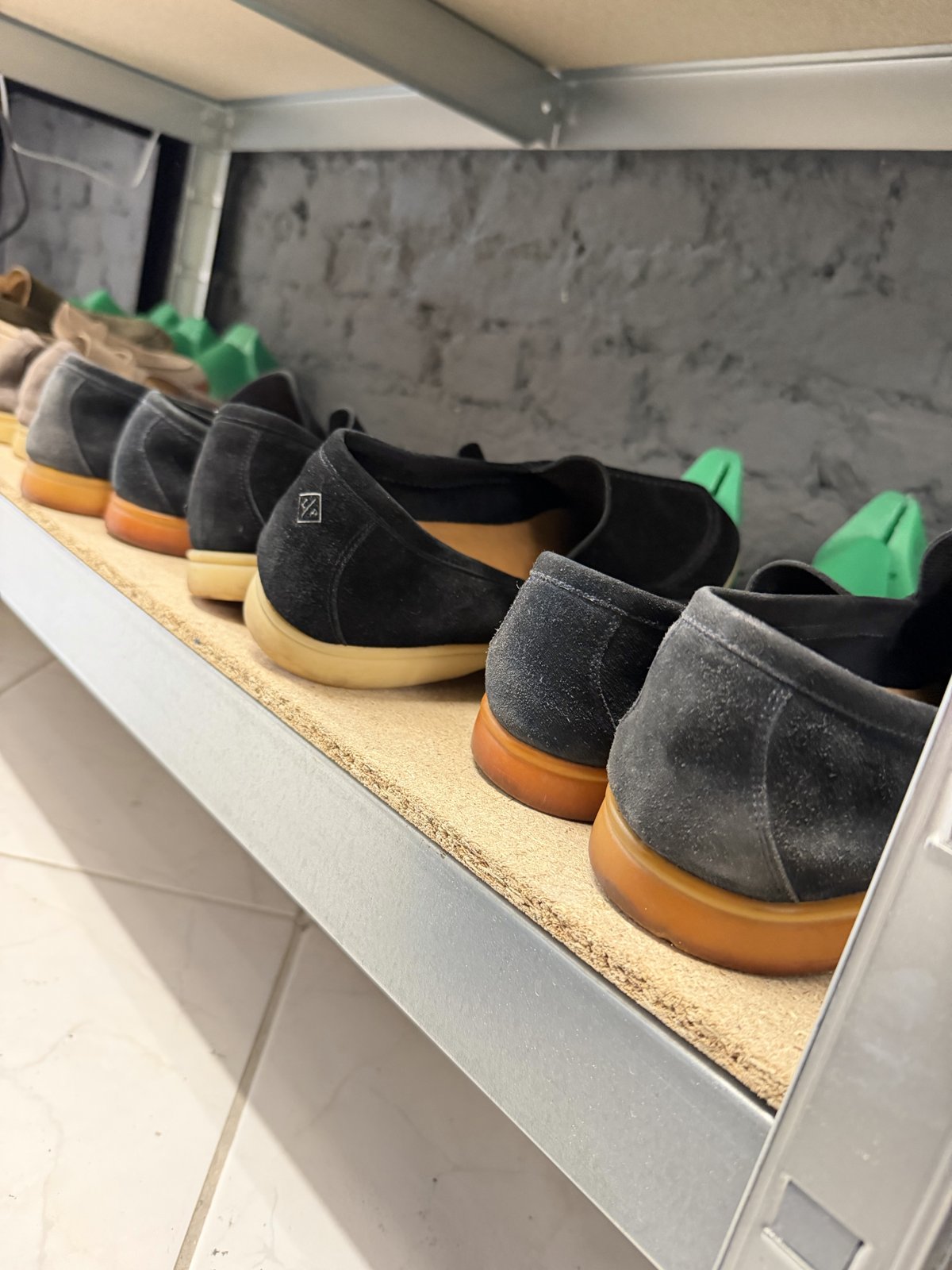 Professional shoe and bag cleaning and restoration work at FOAM Vienna (6)