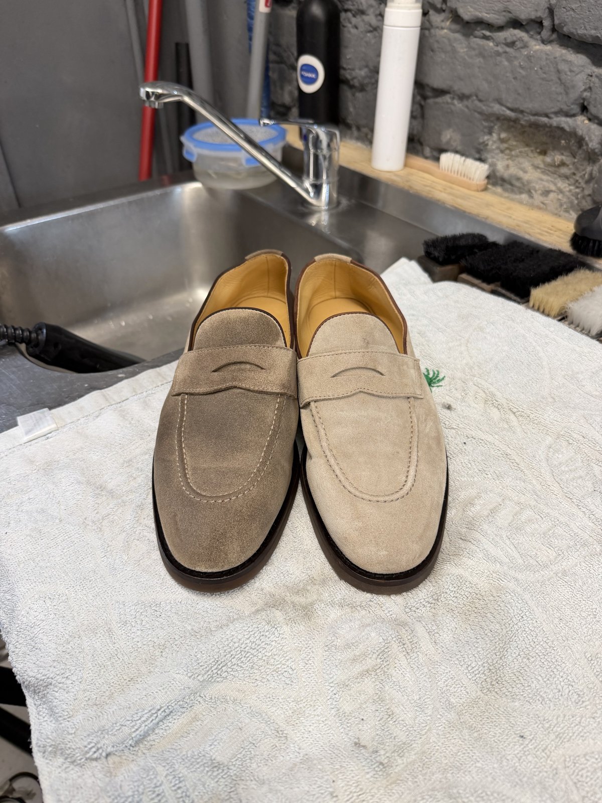 Professional shoe and bag cleaning and restoration work at FOAM Vienna (7)