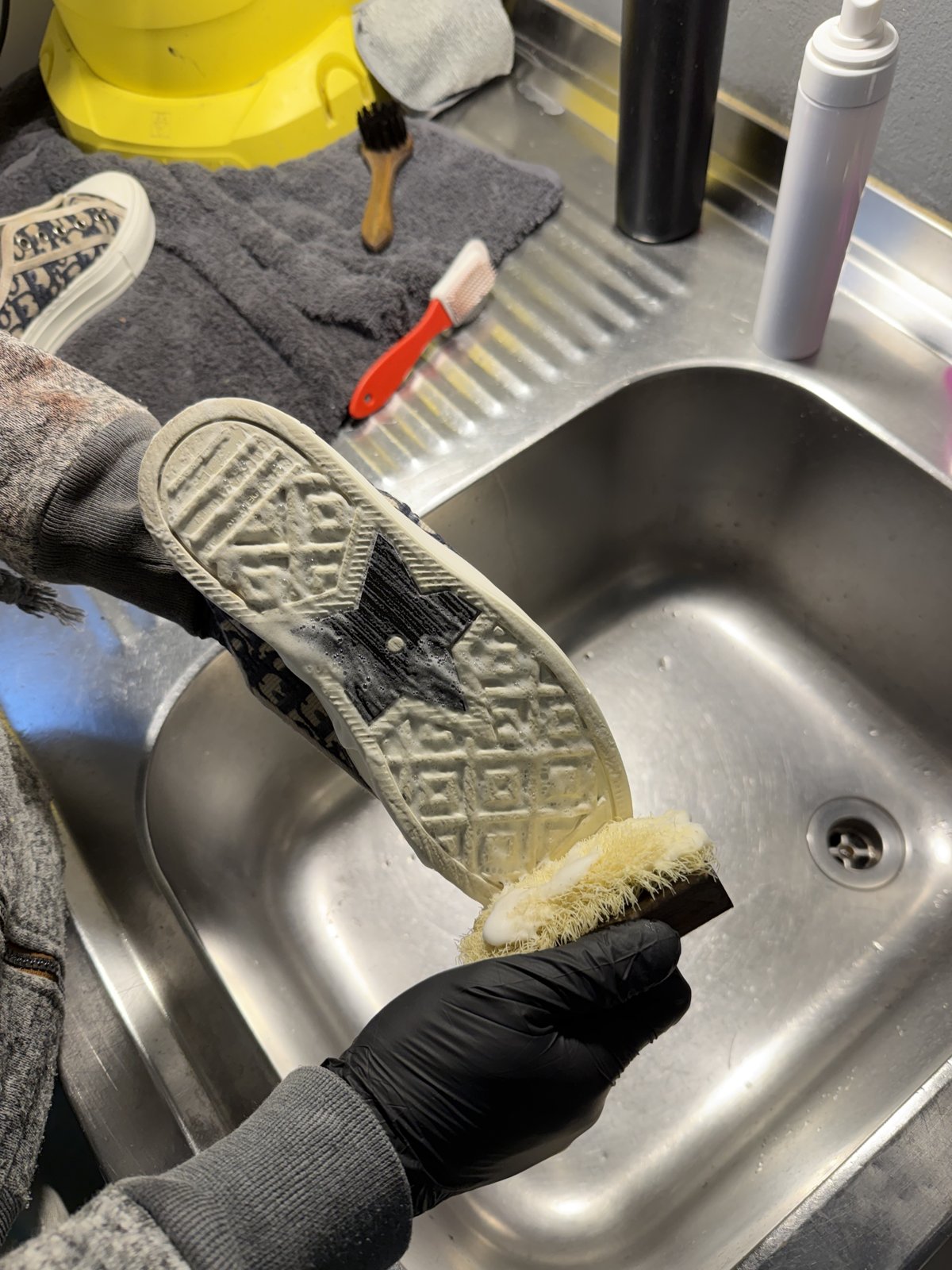Professional shoe and bag cleaning and restoration work at FOAM Vienna (4)